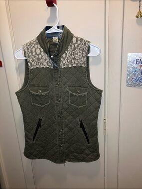 gimmicks by BKE Olive Green Quilted Vest with Lace Yoke Medium